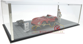 CMC Bundle Maserati 300S Dirty Hero ® Inklusive Motor, 2 Figuren, Miniaturversion des Modell-Awards und exklusiver Vitrine